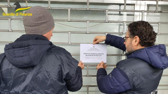 Guardia Finanza Macerata, sequestrati 12mila articoli tra giocattoli ed accessori per casa e fumatori