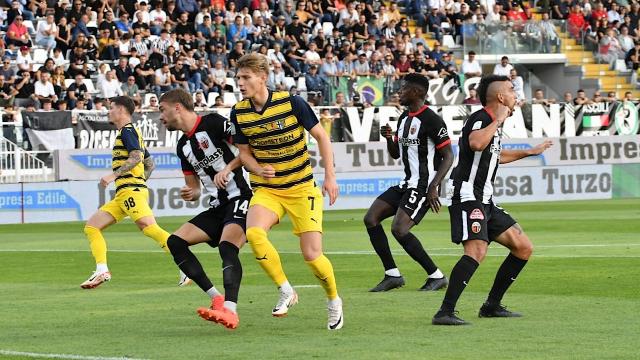 Ascoli-Parma 1-3, tris gialloblù con super Man e Bernabè. Espulso Viviano per proteste nella ripresa