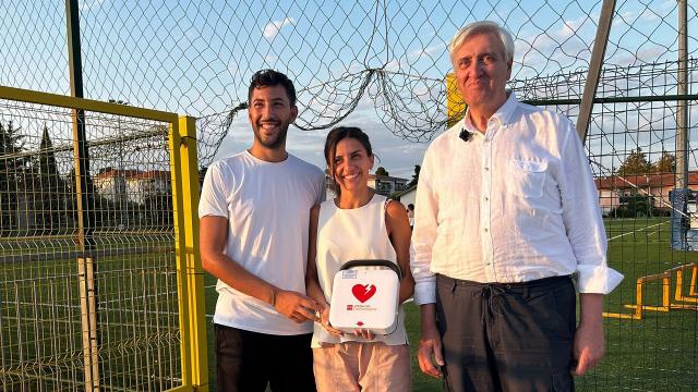 Al posto delle bomboniere un defibrillatore. Sposi ascolani donano strumento al campo sportivo parrocchiale