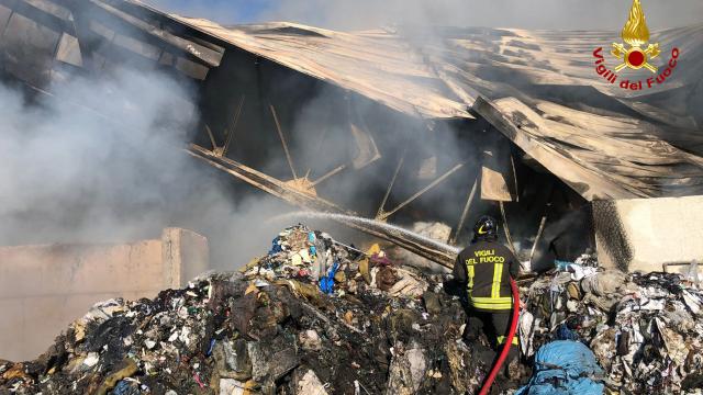 San Benedetto del Tronto, incendio in azienda di trattamento rifiuti. Situazione sotto controllo