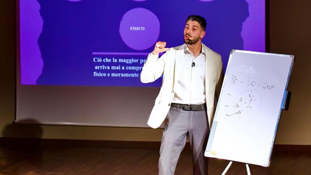 Avis Monteprandone: al Teatro Pacetti grande successo per l'evento “Connettiti, Ispira, Agisci” con Andrea Novino