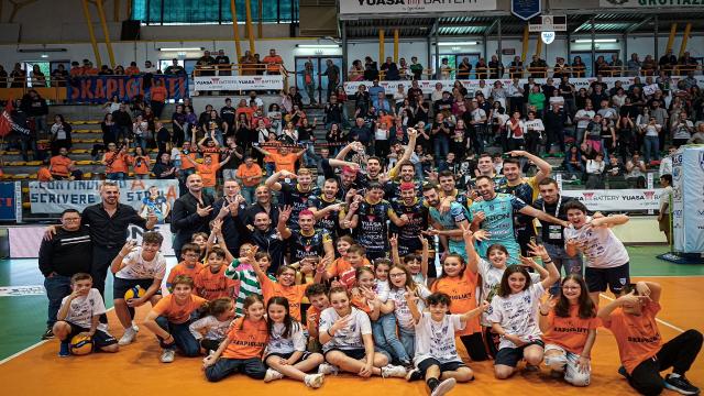 Pallavolo, la Yuasa Battery vince contro Cantù e vola alla Final Four di Coppa Italia