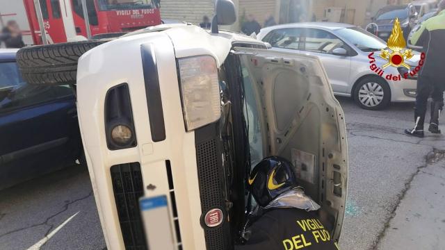 Vigili del Fuoco in azione per incendio appartamento nel centro di Fermo e incidente stradale a Porto Sant'Elpidio