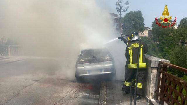 Ascoli Piceno, autovettura in fiamme sul Ponte di Porta Cartara. Nessuna persona coinvolta 
