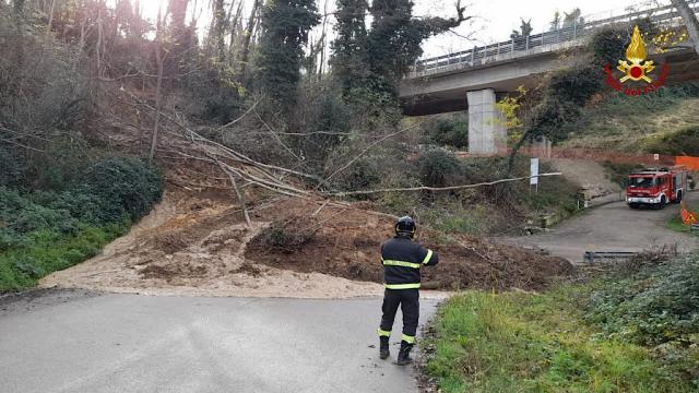 Ascoli Piceno, intervento dei Vigili del Fuoco per smottamento terreno in Via Loreto 
