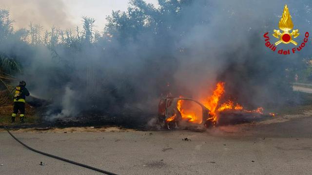 Offida, a fuoco auto in contrada Lava. In fiamme anche sterpaglie vicine