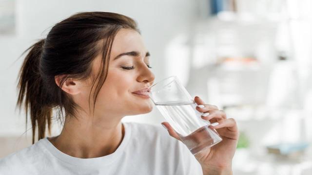 Acqua alleata preziosa, idratarsi correttamente aiuta il buon umore