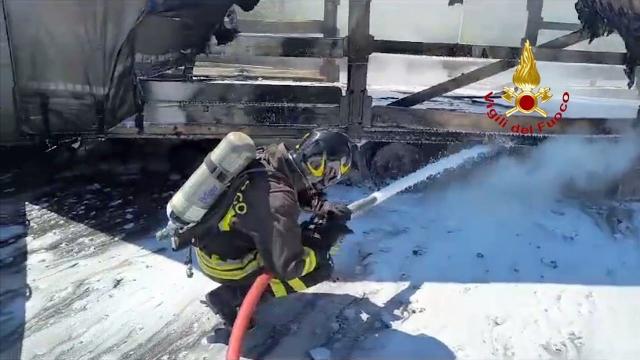 San Benedetto del Tronto, rimorchio in fiamme sulla A14. Ad Ancona intervento dei Vigili del Fuoco per incendio bisarca