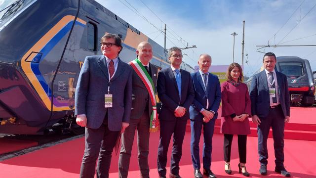 Regionale di Trenitalia: presentato nuovo treno 'rock' che viaggia nelle Marche