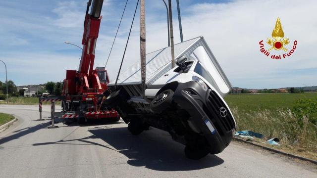 Incidenti stradali ed un canneto in fiamme. Vigili del Fuoco in azione ad Ancona, Osimo e Senigallia