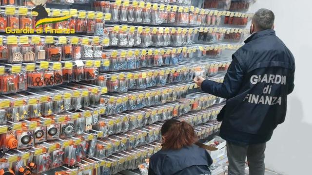 Guardia Finanza Macerata, sequestrati oltre 30.000 articoli insicuri per la salute dei consumatori