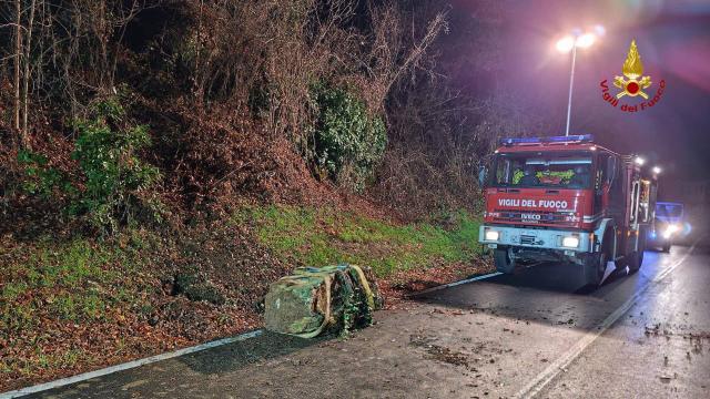 Ascoli Piceno, rimosso con autogru grosso masso di travertino caduto sulla strada provinciale 76 per Colle San Marco 