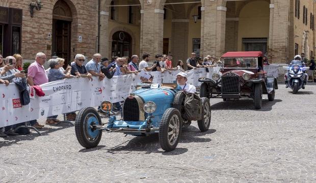 Macerata, oltre quattro ore con tanto pubblico per il passaggio della Mille Miglia 2023