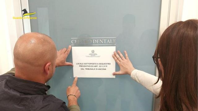 Guardia di Finanza Ancona: scoperto odontotecnico che esercitava abusivamente la professione di dentista