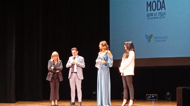 Ascoli: nona edizione di 'Moda sotto le stelle', le boutique del centro storico sfilano al Teatro dei Filarmonici