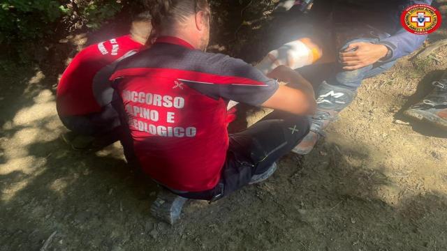 Arquata, recuperato motociclista a Passo di Chino. Consegnato all’ambulanza a Spelonga con trauma alla caviglia