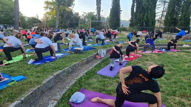 Ascoli, Laboratori prevenzione salute: al Parco dell’Annunziata proseguono lezioni gratuite di yoga con Eugenia Brega 
