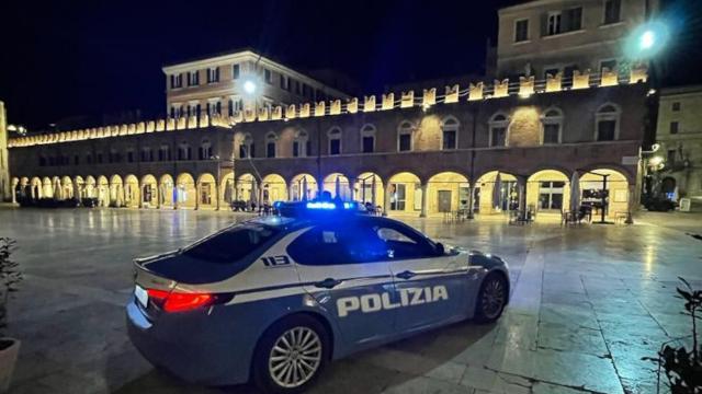 Ascoli Piceno, Polizia interviene in pieno centro e sequestra una pistola utilizzata da un malintenzionato