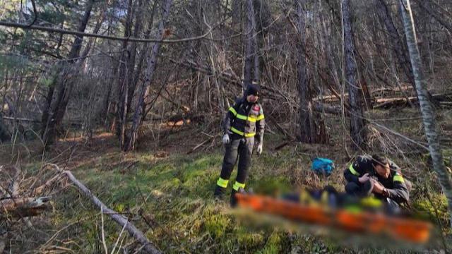 Ascoli Piceno, Vigili del fuoco soccorrono ciclista caduta in un sentiero a Castel Trosino