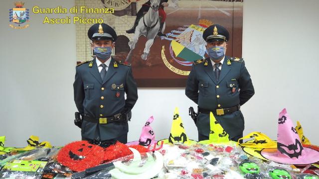 Operazione “Attenti alle streghe”, Finanza Ascoli sequestra oltre 50mila articoli a tema Halloween