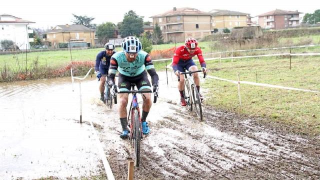 Ciclocross, a Piane di Rapagnano tanto fango al Trofeo Poly Flub-Memorial Silvio Benignetti