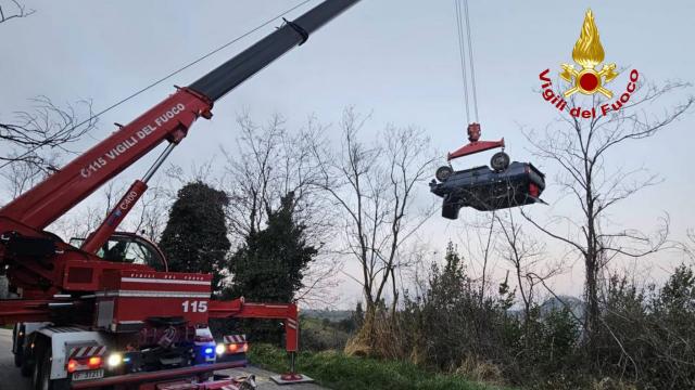 Rotella, perde il controllo dell'auto precipitando per oltre 15 metri in contrada Colle 