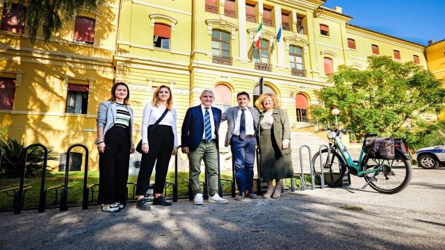 Ascoli Piceno, installazione di 8 rastrelliere per bici in sette istituti scolastici superiori