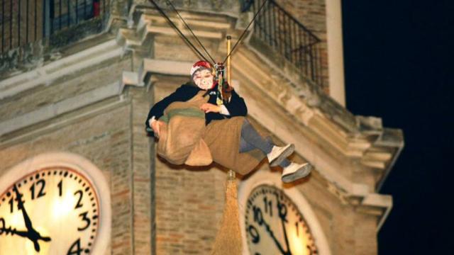 Grottammare, doppio appuntamento: discesa della Befana con la Compagnia dei Folli e spettacolo di ‘Natale al Teatro’