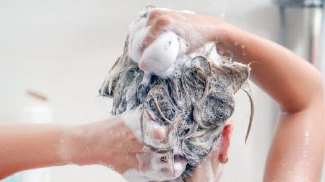 Cura e benessere dei capelli: il grande successo degli shampoo biologici
