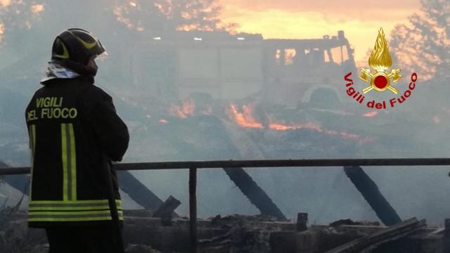 Santa Vittoria in Matenano, incendio durante la notte a struttura ex piscina. Crolli e gravi danni
