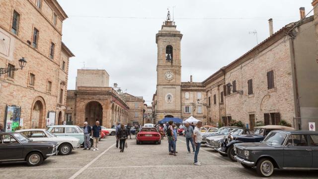 Ruote nella Storia 2022: Aci Storico, da Ascoli e Fermo 40 auto d’epoca nella splendida Montefiore Dell’Aso