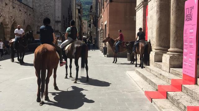 Ascoli Piceno, spettacolo al ''Giro delle 7 Chiese'': passeggiata a cavallo tra i luoghi suggestivi della città
