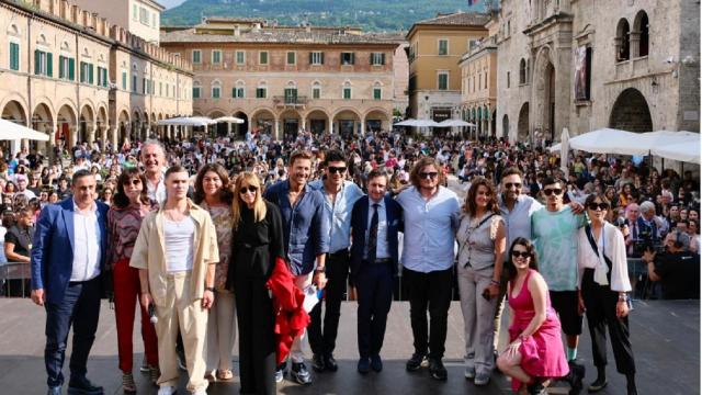 Ascoli Piceno, straordinaria cornice di pubblico per l'incontro con i protagonisti di ''Mare Fuori''
