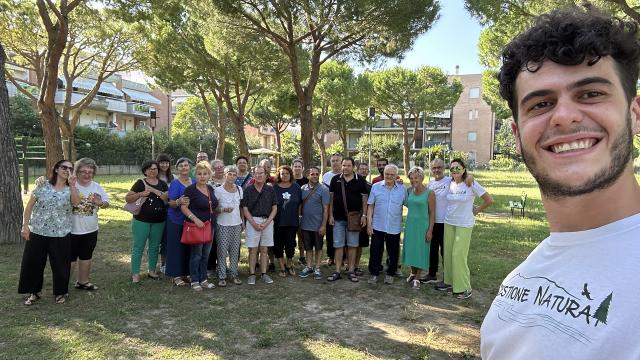 Questione Natura al lavoro per ripulire la Ciclabile dei Pini a Porto d'Ascoli