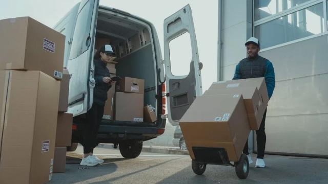 Movimento merci: ridurre i rischi con i carrelli saliscale