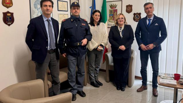 Sottosegretario Lucia Albano in visita al Commissariato di San Benedetto per incontrare l’agente ferito