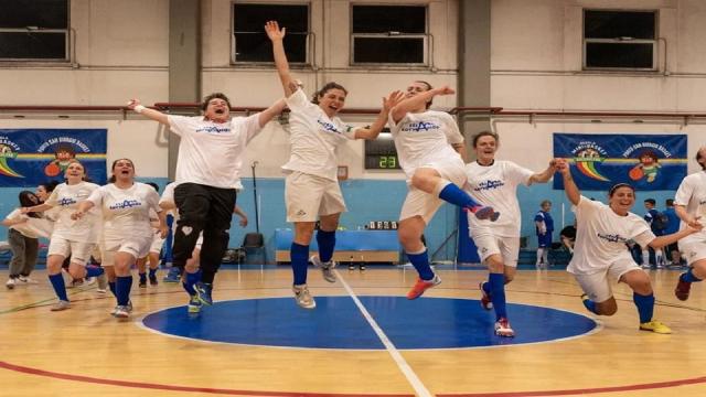 Calcio a 5, le ragazze della Futsal Prandone festeggiano il ritorno in Serie A2