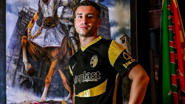 Ascoli Calcio, Manzari presenta la seconda maglia ufficiale nera nel giorno della Quintana