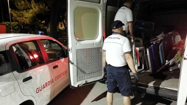Guardia Costiera Cupra Marittima, sequestro attrezzatura balneare impropriamente depositata su spiagge libere