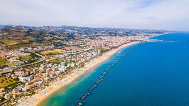 Acque balneabili per la stagione 2023: interdette ai bagni l’area portuale e la foce del Tronto