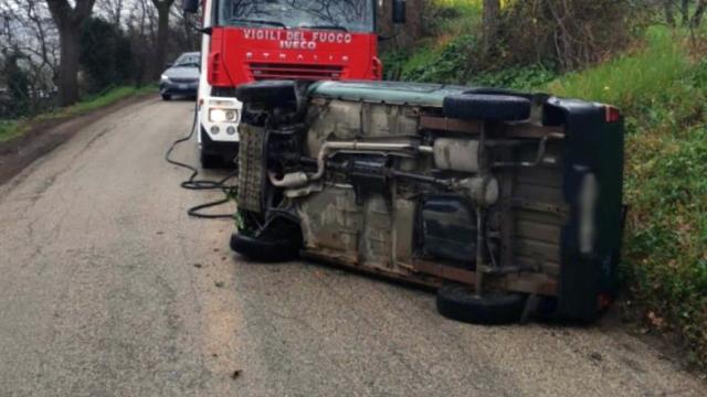 Mattinata di lavoro per i Vigili del Fuoco sulle strade marchigiane. Due i feriti in diversi incidenti