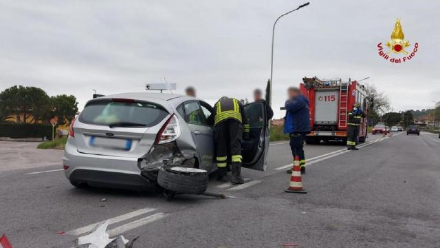 Ascoli Piceno, scontro tra due auto nei pressi del Comando dei Vigili del Fuoco