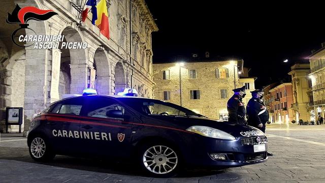 Capodanno, solo due lievi incidenti nell'Ascolano. Fermato giovane ubriaco dopo aver danneggiato auto parcheggiate