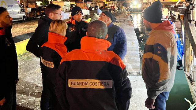 Paura in mare, peschereccio affonda a 6 miglia da San Benedetto del Tronto. Tratti in salvo i tre pescatori