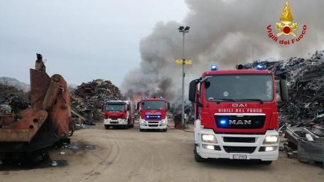Monte Urano, incendio in una ditta di autodemolizioni. Vigili del Fuoco all’opera con liquidi schiumogeni