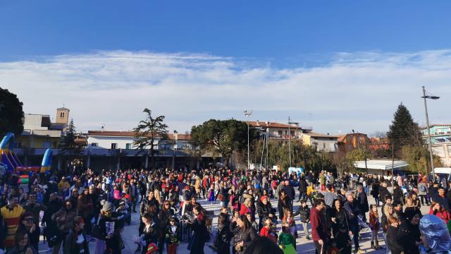 Centobuchi, grande successo per il Carnevale 2023: oltre 2000 persone in Piazza dell’Unità 