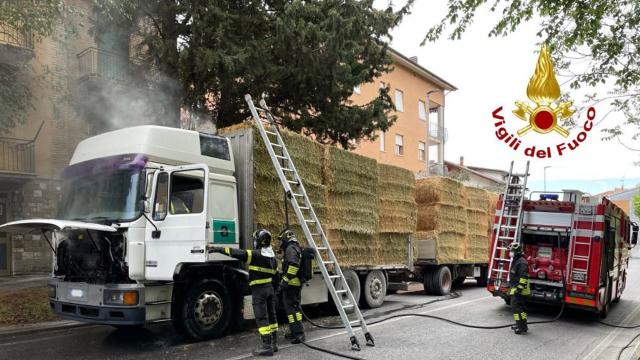 Macerata, incendio motrice autotreno carico di paglia. Tempestivo intervento Vigili del Fuoco evita il peggio