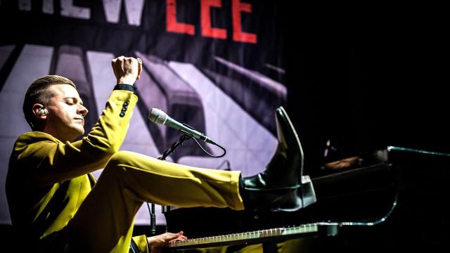 Matthew Lee apre tour 2025 con due concerti nella regione. In scena al Rossini di Pesaro e al Ventidio Basso di Ascoli