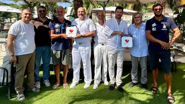 La spiaggia di Cupra Marittima è cardioprotetta: consegnati due nuovi defibrillatori DAE