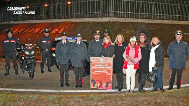 Ascoli Piceno, Arma Carabinieri sostiene campagna di senbilizzazione contro la violenza sulle donne 